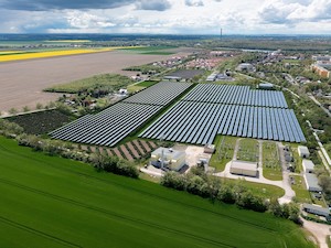 © Leipziger Stadtwerke /Zukunftsblick auf die größte Solarthermie-Anlage Deutschlands. Ab 2026 soll die Anlage in Leipzig umweltfreundliche Wärme in das Fernwärmenetz einspeisen.